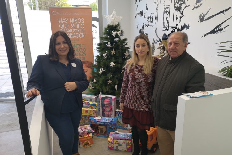 En el Centro Dental Marta Corrales lucirás estas Navidades una bonita sonrisa a cambio de un juguete