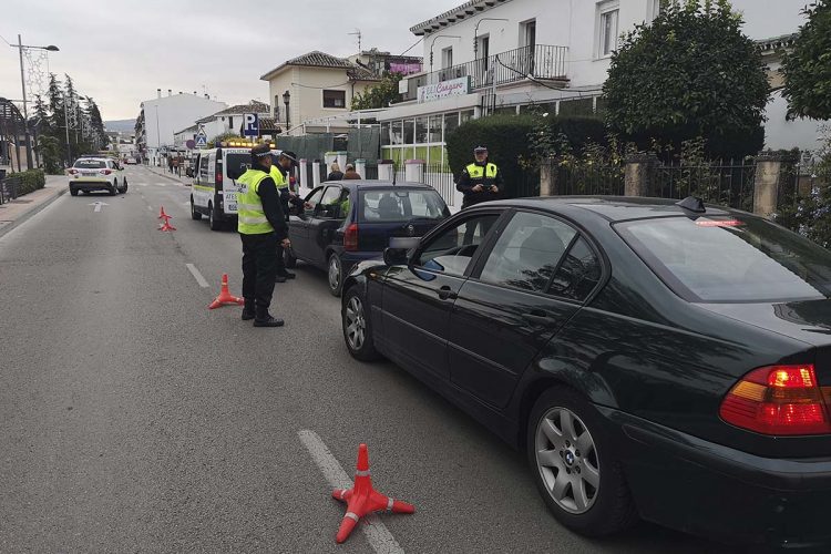 La Policía Local y la DGT realizan controles para evitar el consumo de alcohol y drogas en Ronda durante las Navidades