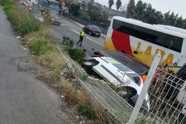 Aparatoso accidente aunque sin heridos al precipitarse una furgoneta por un talud junto a Alipensa