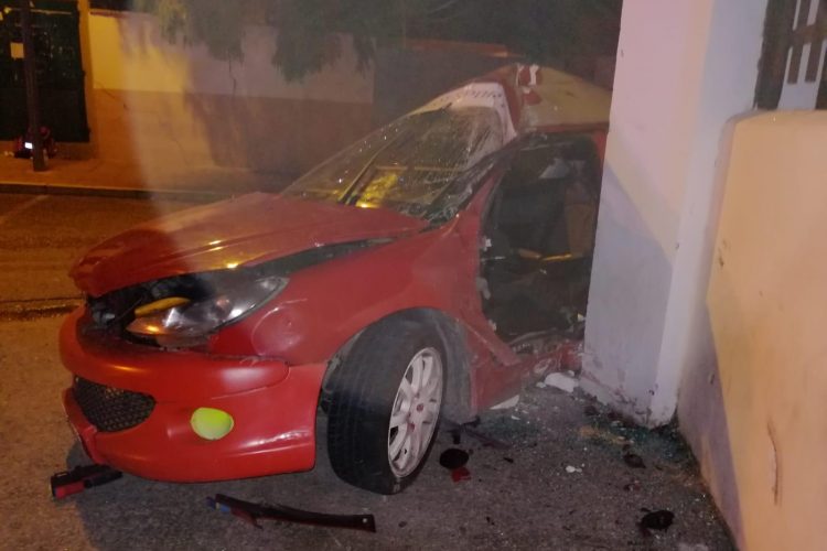 Cinco jóvenes resultan heridos esta madrugada tras chocar su turismo contra una columna del Instituto Pérez de Guzmán