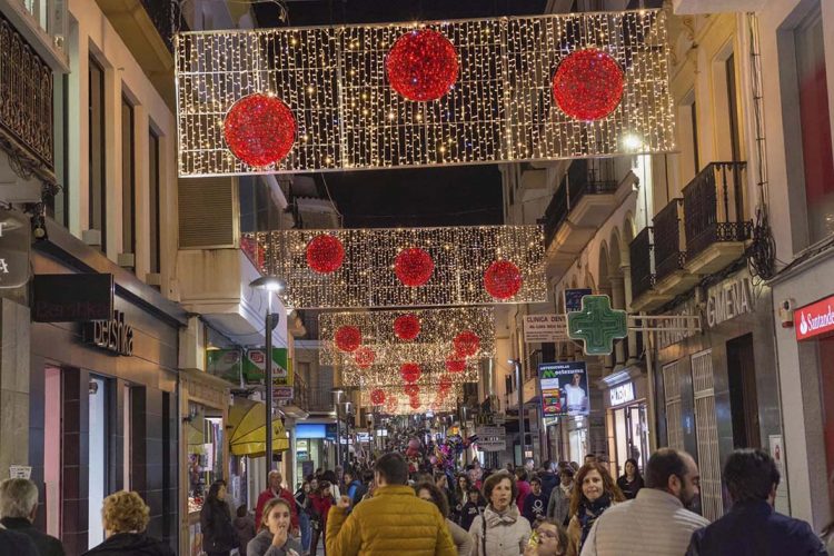 El Tripartito ha instalado el alumbrado navideño sin realizar ningún procedimiento de licitación y sin explicar si existen informes técnicos sobre su seguridad