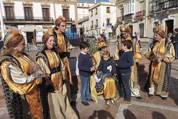 La Cartera Real recoge en las barriadas rondeñas las cartas de los niños que serán entregadas a Melchor, Gaspar y Baltasar