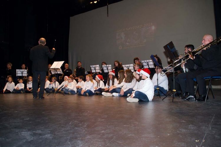 Cientos de rondeños asistieron a la Gala de Navidad en la que participaron centros musicales y educativos de la ciudad