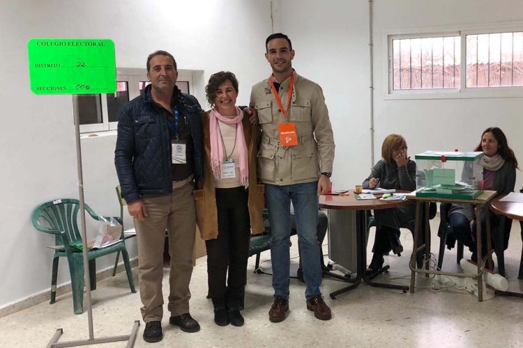 Dos hermanos y un sobrino, cada uno de un partido distinto, coinciden como interventores en una mesa electoral