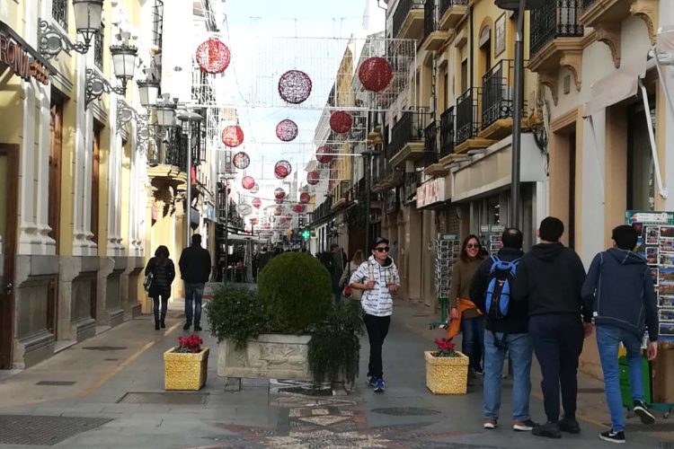 Chapuza en seguridad en Ronda: el Ayuntamiento pide a bares y restaurantes que les presten los maceteros para colocarlos en calles peatonales para evitar la entrada de vehículos