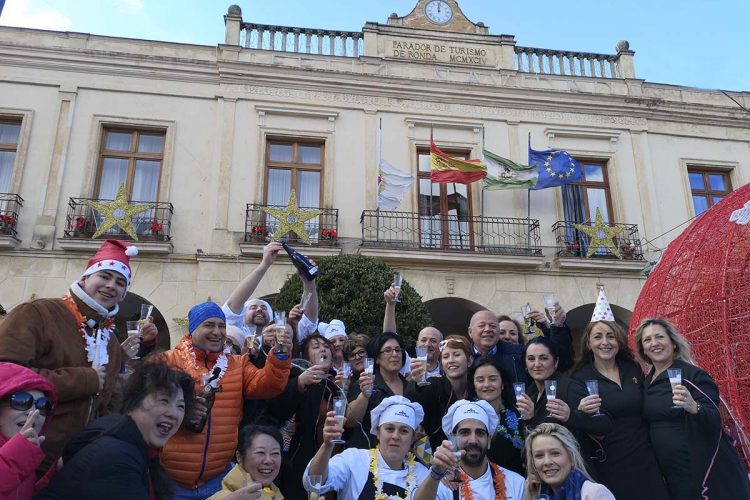 Cerca de 200 personas, principalmente trabajadores de hostelería, reciben al año 2019 de forma anticipada debajo el viejo reloj del Parador con las ‘pre-uvas’