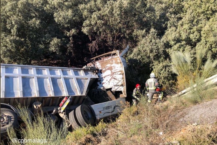 Un hombre resulta herido leve tras volcar el camión que conducía en la carretera Ronda-Cuevas del Becerro