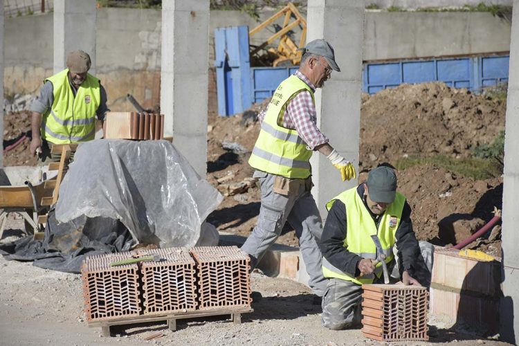 Jubrique acondiciona el entorno de los apartamentos rurales