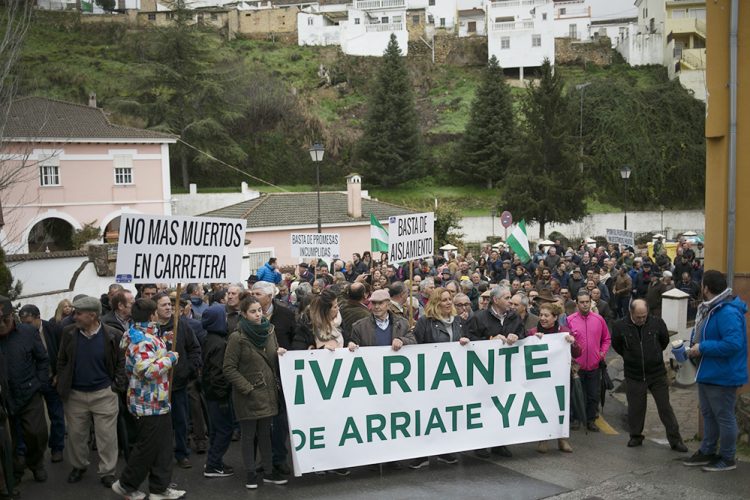 Más de 400 serranos se manifiestan en Arriate para exigir la terminación de la variante