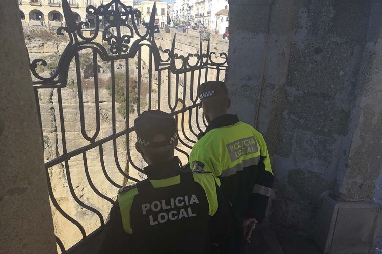 Agentes de la Policía Local y de la Policía Nacional evitan ‘in extremis’ que un joven se quite la vida saltando al Tajo