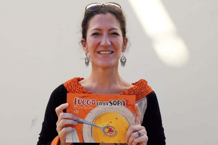 La pintora Lidia Iris Masferrer, afincada en Ronda, ha ilustrado el libro infantil ‘Fuego en la sopa’, de Manuel Ferrero