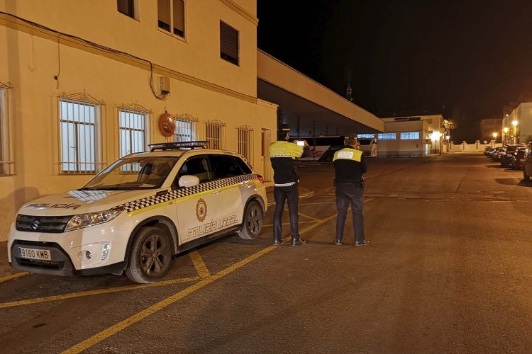 Un ladrón se enfrenta a la Policía Local con arma de fuego después de haber robado a tres personas