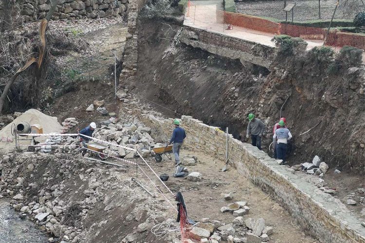 La Consejería de Cultura acomete las obras de reparación del muro y recinto de los Baños Árabe que resultaron dañados con el temporal