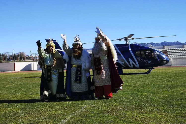 Los Reyes Magos llegan a Ronda en un helicóptero y recogen las cartas con los deseos de los niños y niñas