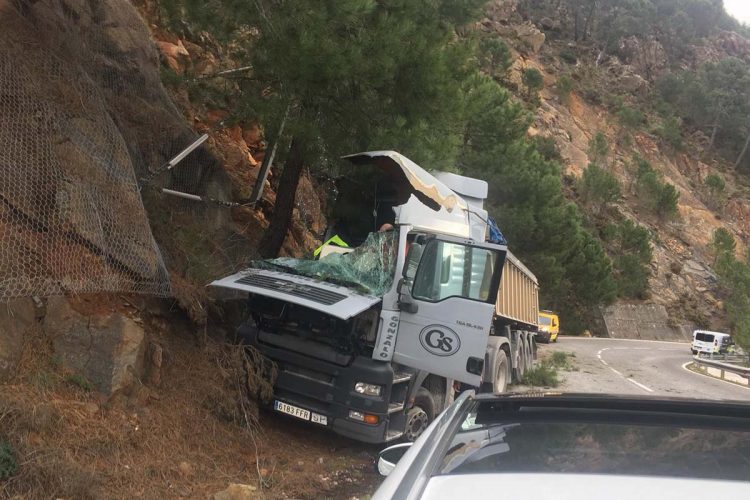 Un camión se sale de la calzada en la A-397 Ronda-San Pedro de Alcántara y provoca importantes retenciones de tráfico