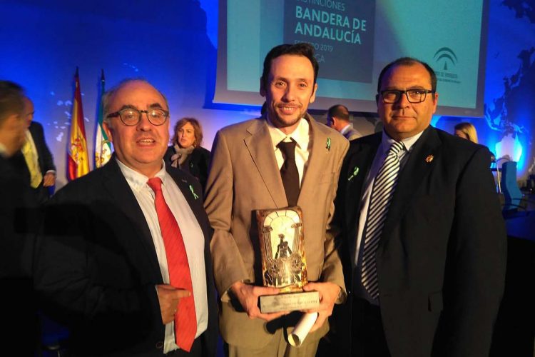 El Grupo Municipal del PP aplaude el reconocimiento del profesor Marcos Naz que hoy ha recibido la ‘Bandera de Andalucía’ en Málaga