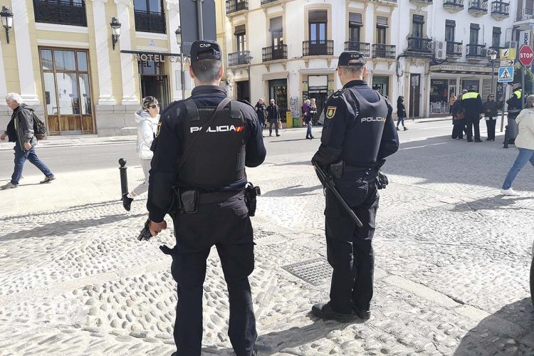 La Policía Nacional de Ronda detiene a un joven por robarle a una mujer su bolso colocándole un cuchillo en el cuello