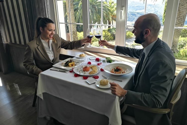 San Valentín, un buen momento para disfrutar en pareja de la buena mesa en el Restaurante Azahar del Hotel Catalonia Reina Victoria