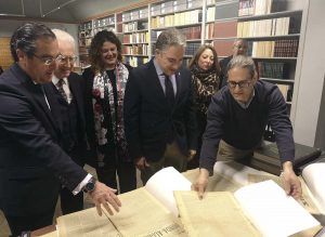 Elías Bendodo recorrió la Biblioteca de la Maestranza.