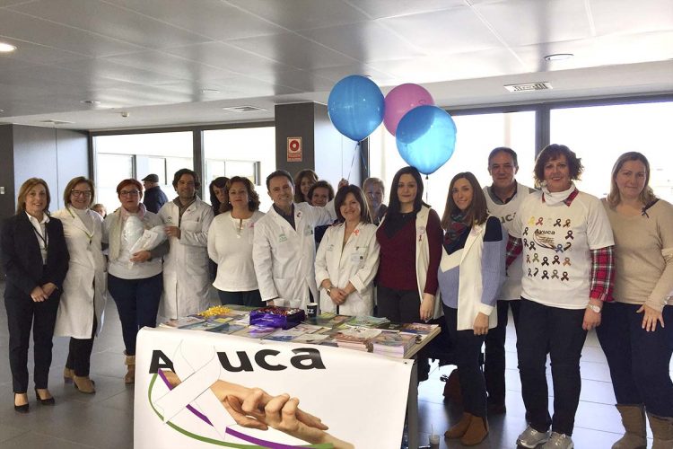 El Área Sanitaria Serranía acoge tres mesas informativas de la Asociación de Ayuda a Personas con Cáncer y Familiares (Ayuca)