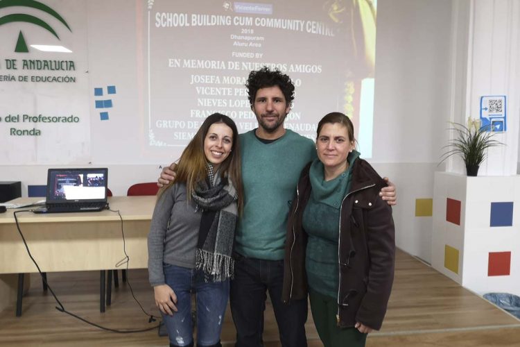 La Fundación Vicente Ferrer presenta el proyecto del colegio que ha inaugurado en la India dedicado a los cooperantes rondeños que perdieron su vida en ese país