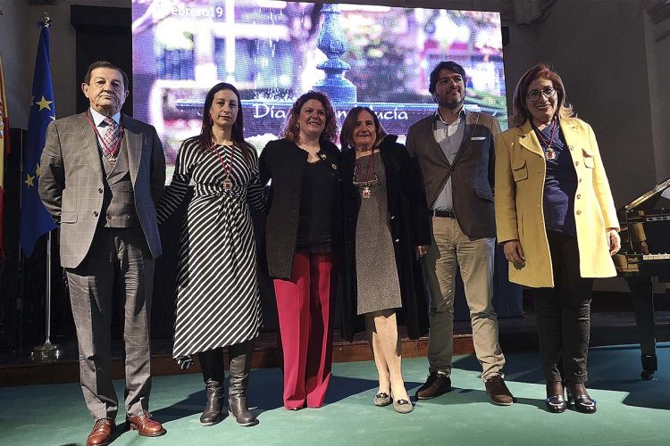El instituto Pérez de Guzmán, Ayuca, Dehesa de los Monteros y Juan Fraile, reconocidos en el Día de Andalucía