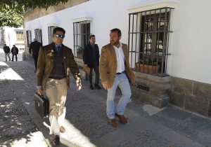 Francisco Rivera entrando en el Ayuntamiento acompañado por el concejal socialista Francisco Márquez.