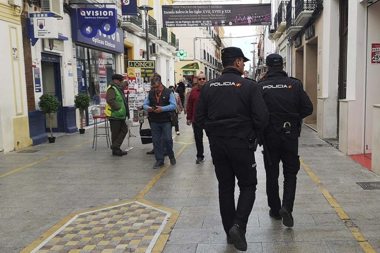 Tres encapuchados golpearon brutalmente con una piedra a una joven en la cabeza en pleno centro de Ronda para robarle el bolso el Sábado Santo