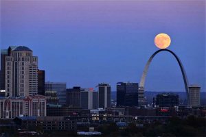 La luna se eleva sobre el Arco Gateway, en St Louis (Estados Unidos). David Carson (AP), El País 18-02-2019.