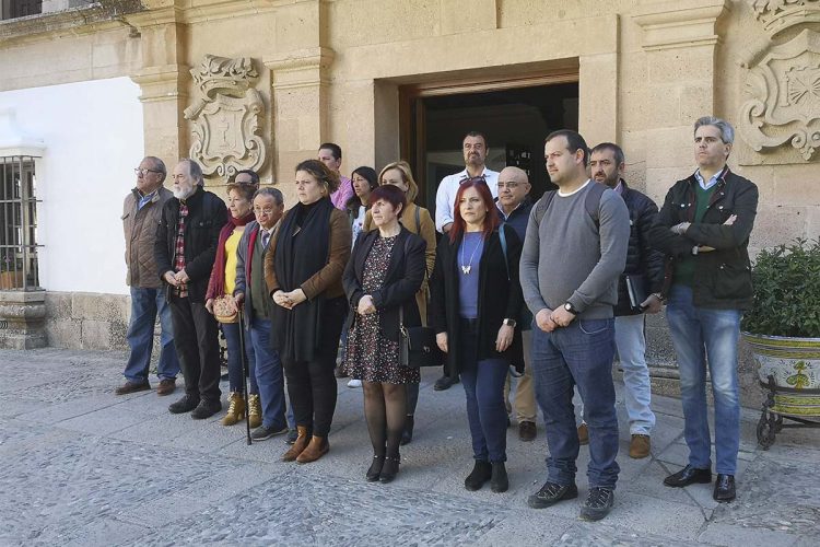 Minuto de silencio en las puertas del Ayuntamiento en el 15 aniversario de los atentados del 11M de Madrid