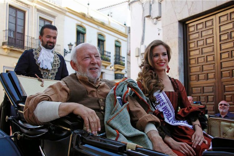 La familia de Álvaro de Luna, ‘El Algarrobo’, cede dos de sus trajes de la mítica serie de ‘Curro Jiménez’ a la ciudad de Ronda
