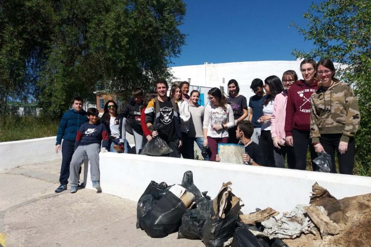 Alumnos del IES Martín Rivero recogen la basura acumulada en los alrededores del centro para reivindicar la defensa del medio ambiente y contra el cambio climático