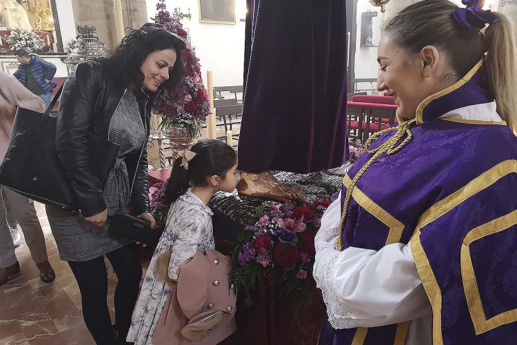 Miles de rondeños rinden culto a Padre Jesús en el tradicional y devoto besapié