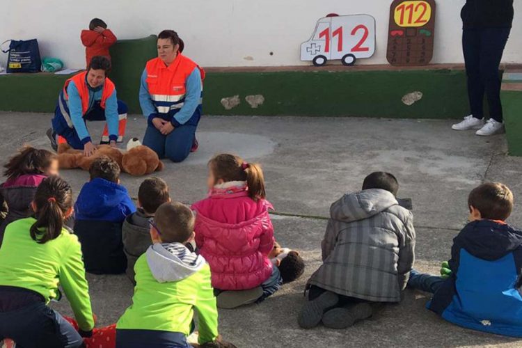 Enfermeras del Área Sanitaria Serranía imparten un taller sobre reanimación cardiopulmonar a alumnos y profesores del Valle del Genal