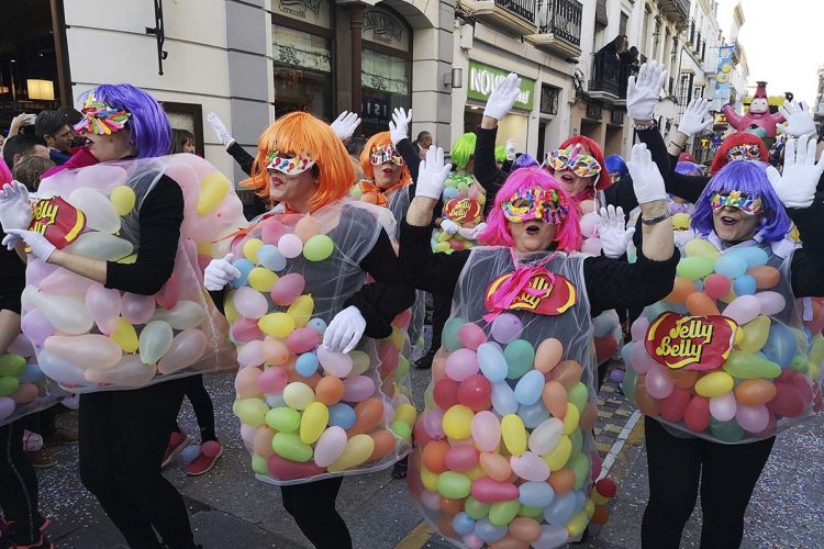 Papelillos, serpentinas y disfraces en la tarde del Carnaval rondeño