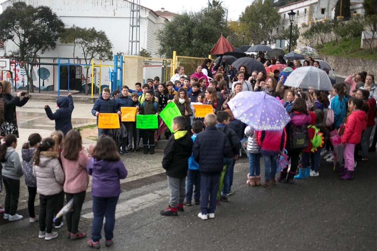 Alumnos y padres del colegio de Cortes de la Frontera inician una huelga para reclamar que se reparen los aseos del centro