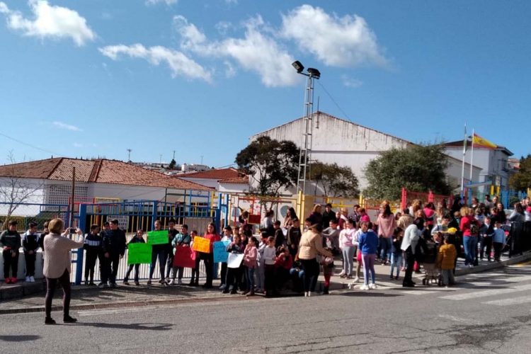 Educación afirma que el arreglo de los aseos del colegio de Cortes de la Frontera está incluido en el plan de mejoras de 2019 con 164.000 euros
