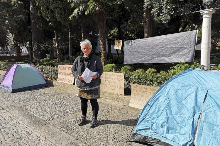 Acampada en las puertas del Consistorio para reclamar viviendas dignas y que se garanticen los recursos básicos de todas las personas