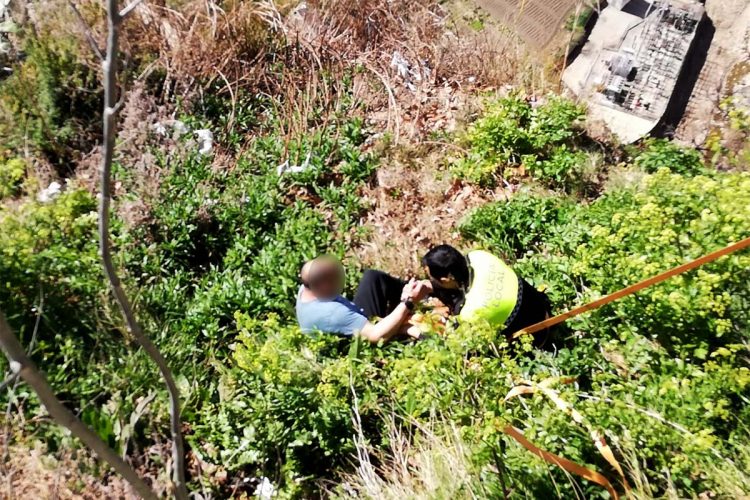 Agentes de la Policía Local evitan que un hombre se precipite al fondo del Tajo con una valiente y rápida actuación