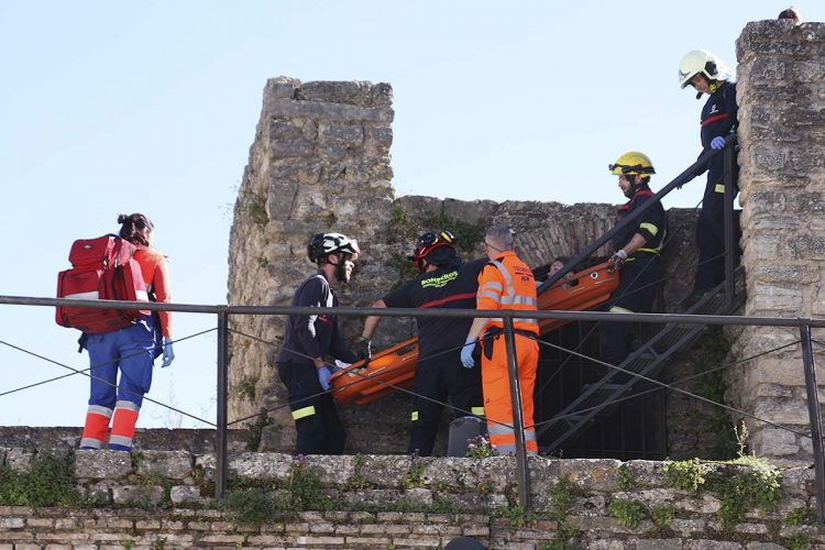 Bomberos y sanitarios rescatan a una joven turista inglesa que ha sufrido un grave corte en la pierna al tropezar con un hierro abandonado en la Puerta de Almocábar