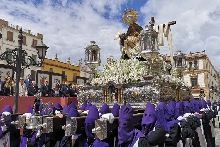 Las Angustias abre un hueco entre las nubes y logra completar su estación de penitencia en los primeros compases del Viernes Santo