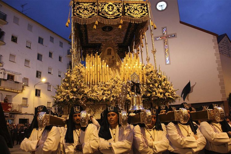 Nuestro Padre Jesús en la Columna y María Santísima de la Esperanza desafían a las nubes y se pasean por las calles de Ronda