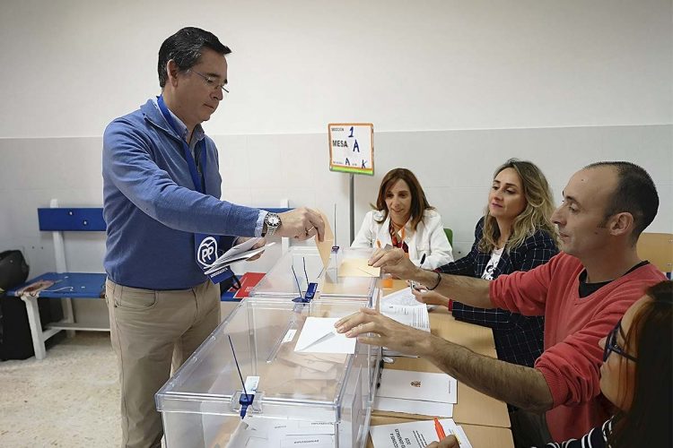 El candidato del PP número seis por Málaga, Daniel Castilla, ha votado a las 11.00 horas haciendo un llamamiento a la participación