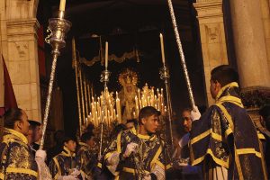 Luminosa y perfecta salida del paso de palio de Consuelo de las Tristezas.