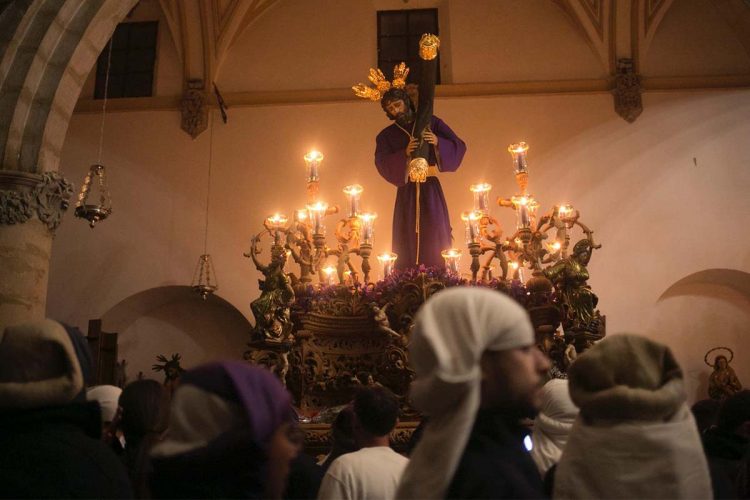 La lluvia deja en la barriada de Padre Jesús al Señor de Ronda en la noche del Jueves Santo