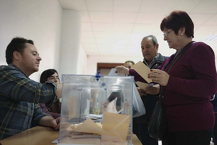 La participación de votantes rondeños, a las 18,00 horas, en las Elecciones Nacionales ha subido más de un 8% en comparación con las de 2016