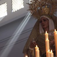 Imagen de la Virgen de la Paloma dentro del templo de San Antonio de Padua antes de su salida.