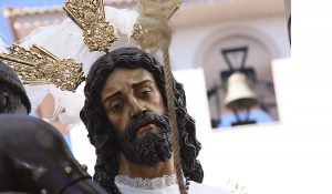 Nuestro Padre Jesús del Prendimiento alejándose de la parroquia de San Cristóbal tras su salida.