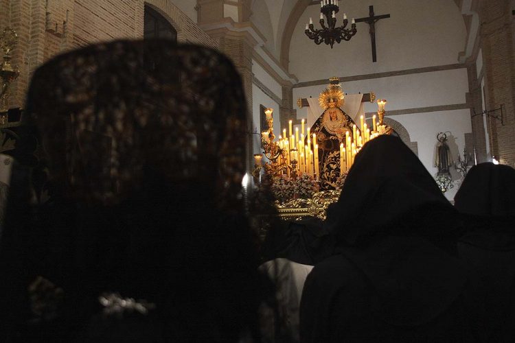 Tristeza en La Merced: una persistente lluvia dejó en el interior del templo carmelita a la Hermandad de la Soledad