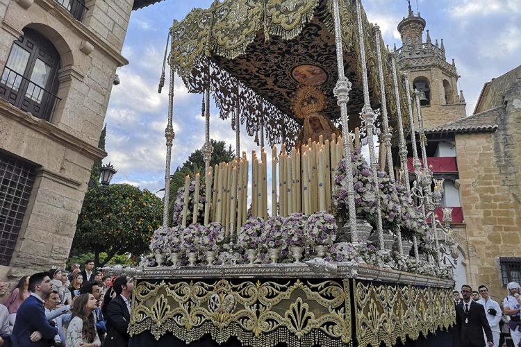 Olor a romero quemado en calderos y saetas en la noche de Los Gitanos para cerrar un Domingo de Ramos esplendoroso